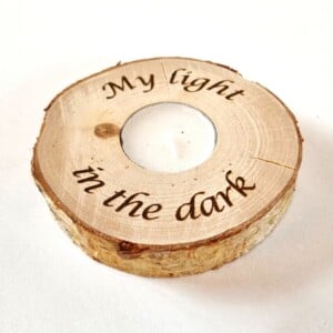 Berken kandelaar met tekst "My light in the dark"