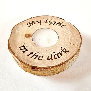 Berken waxinelichthouder met tekst "My light in the dark"