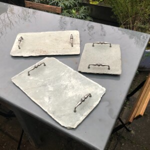 Borrelplanken van leisteen, groot en klein met leuke handvaten