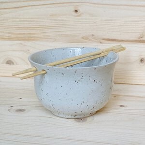 Handgemaakt keramiek, bowl voor noedelsoep met uitsparingen voor eetstokjes