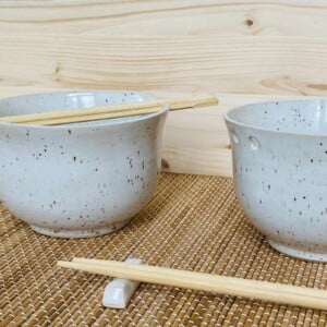 Handgemaakt keramiek, bowl voor noedelsoep met uitsparingen voor eetstokjes