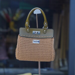 Gehaakte handtas met Eco lederen accessoires in olijf groen