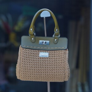 Gehaakte handtas met Eco lederen accessoires in olijf groen