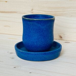 Handgemaakt keramiek, theemokken met schoteltje diepblauw gekleurd