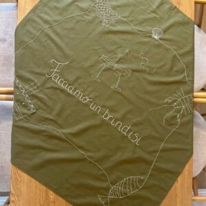 Feestelijk tafellaken “Facciamo un brindisi” – handgeborduurd