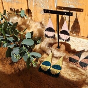 Fringe oorbellen Sunset Circle – colourblock design, Toho beads, 8 cm lang, bronskleurige oorhaken