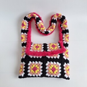 Gehaakte granny square tas | Zwart, roze en geel
