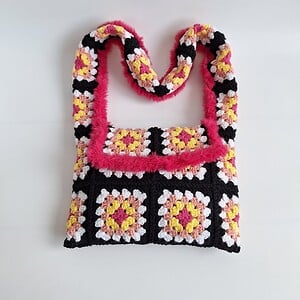 Gehaakte granny square tas | Zwart, roze en geel