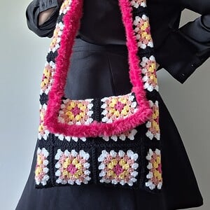Gehaakte granny square tas | Zwart, roze en geel