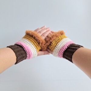 Gehaakte handschoenen - gehaakte vingerloze handschoenen | Donkerbruin, lichtroze, crème, okergeel en karamelbruin