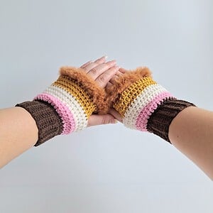 Gehaakte handschoenen - gehaakte vingerloze handschoenen | Donkerbruin, lichtroze, crème, okergeel en karamelbruin