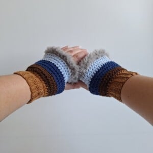 Gehaakte handschoenen - gehaakte vingerloze handschoenen | Karamel bruin, donkerbruin, donkerblauw, lichtblauw en lichtgrijs