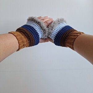 Gehaakte handschoenen - gehaakte vingerloze handschoenen | Karamel bruin, donkerbruin, donkerblauw, lichtblauw en lichtgrijs