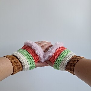Gehaakte handschoenen - gehaakte vingerloze handschoenen | Karamelbruin, crème, lichtgroen, koraaloranje en lichtroze