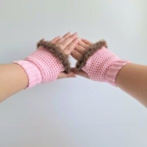 Gehaakte handschoenen - gehaakte vingerloze handschoenen | Lichtroze en bruin