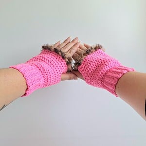 Gehaakte handschoenen - gehaakte vingerloze handschoenen | Neon roze en bruin gemêleerd