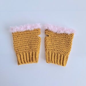 Gehaakte handschoenen - gehaakte vingerloze handschoenen | Okergeel en lichtroze