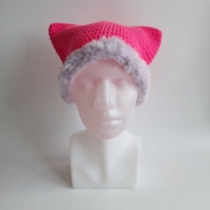 Gehaakte muts met imitatiebont | Neon roze en lila