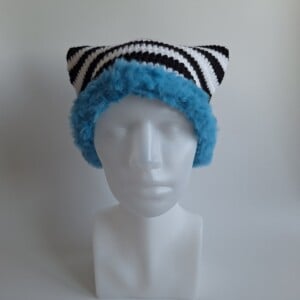 Gehaakte muts met imitatiebont| Zwart, wit en blauw