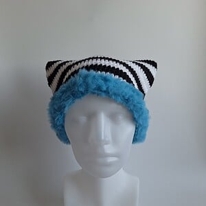 Gehaakte muts met imitatiebont| Zwart, wit en blauw