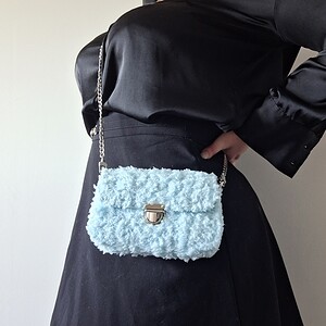 Geweven crossbody tas | Lichtblauw en zilver