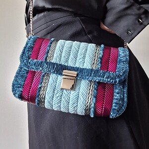 Geweven crossbody tas | Lichtblauw, petrol en magenta
