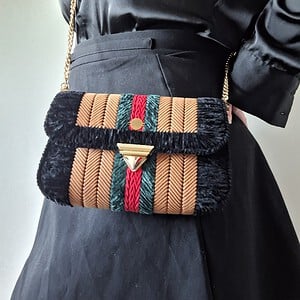Geweven crossbody tas | Lichtbruin, donkergroen, rood en zwart