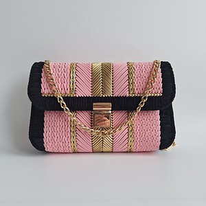 Geweven crossbody tas | Lichtroze, zwart en goud