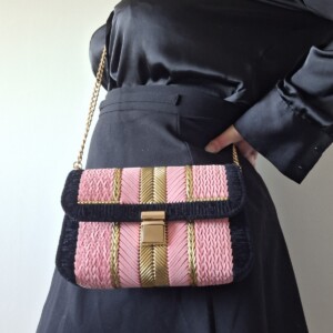 Geweven crossbody tas | Lichtroze, zwart en goud