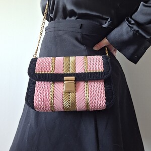 Geweven crossbody tas | Lichtroze, zwart en goud