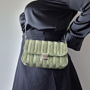 Geweven crossbody tas | Metallic groen en zilver