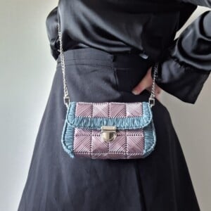 Geweven crossbody tas | Metallic paars en denimblauw