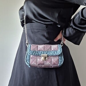Geweven crossbody tas | Metallic paars en denimblauw