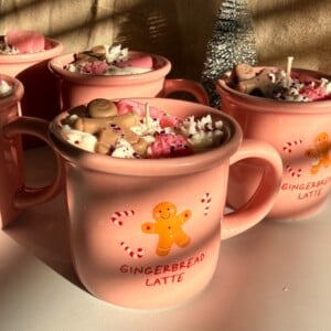 Gingerbread candle in roze mok