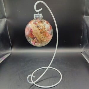 Glazen kerstbal 8cm incl. fleurige droogbloemen aan een houder