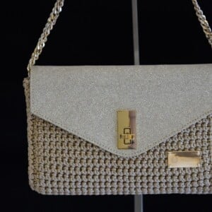 Goudkleurige handgemaakte schoudertas met glitter en haakwerk