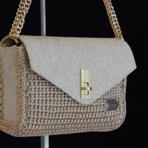 Goudkleurige handgemaakte schoudertas met glitter en haakwerk