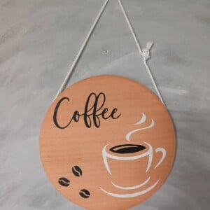 Handbeschilderd houten hang bord –  zwarte letters Coffee en witte koffie kop
