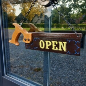 Handbeschilderd zaagbord – “Open / Closed” winkelbord