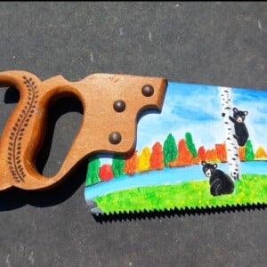 Handbeschilderde upcycled vintage metalen zaag met zwarte beer herfst landschap