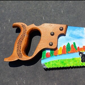 Handbeschilderde upcycled vintage metalen zaag met zwarte beer herfst landschap