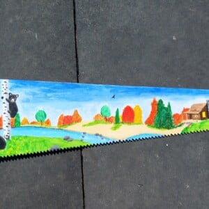 Handbeschilderde upcycled vintage metalen zaag met zwarte beer herfst landschap