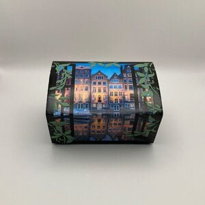 Handgedecoreerde bamboe sieradendoos ‘Amsterdamse grachtenpandjes’