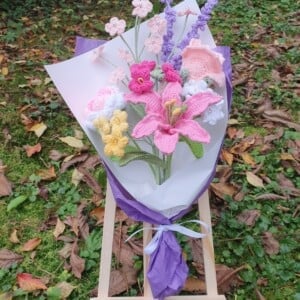 Handgemaakt haakboeket met lelie – zacht, kleurrijk en vol charme