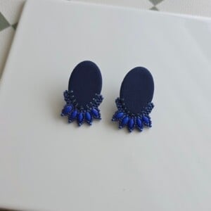 Handgemaakte donkerblauwe oorstekers van polymeerklei en kralen | Ovaal