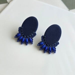 Handgemaakte donkerblauwe oorstekers van polymeerklei en kralen | Ovaal