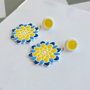 Handgemaakte geel, blauw en witte oorbellen van polymeerklei en kralen | Bloem