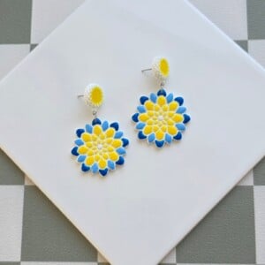 Handgemaakte geel, blauw en witte oorbellen van polymeerklei en kralen | Bloem