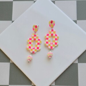 Handgemaakte geel, neon roze, witte oorbellen van polymeerklei en kralen | Retro bloem