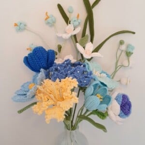 Handgemaakte gehaakte bloemenboeket – blauw en fris als de lente